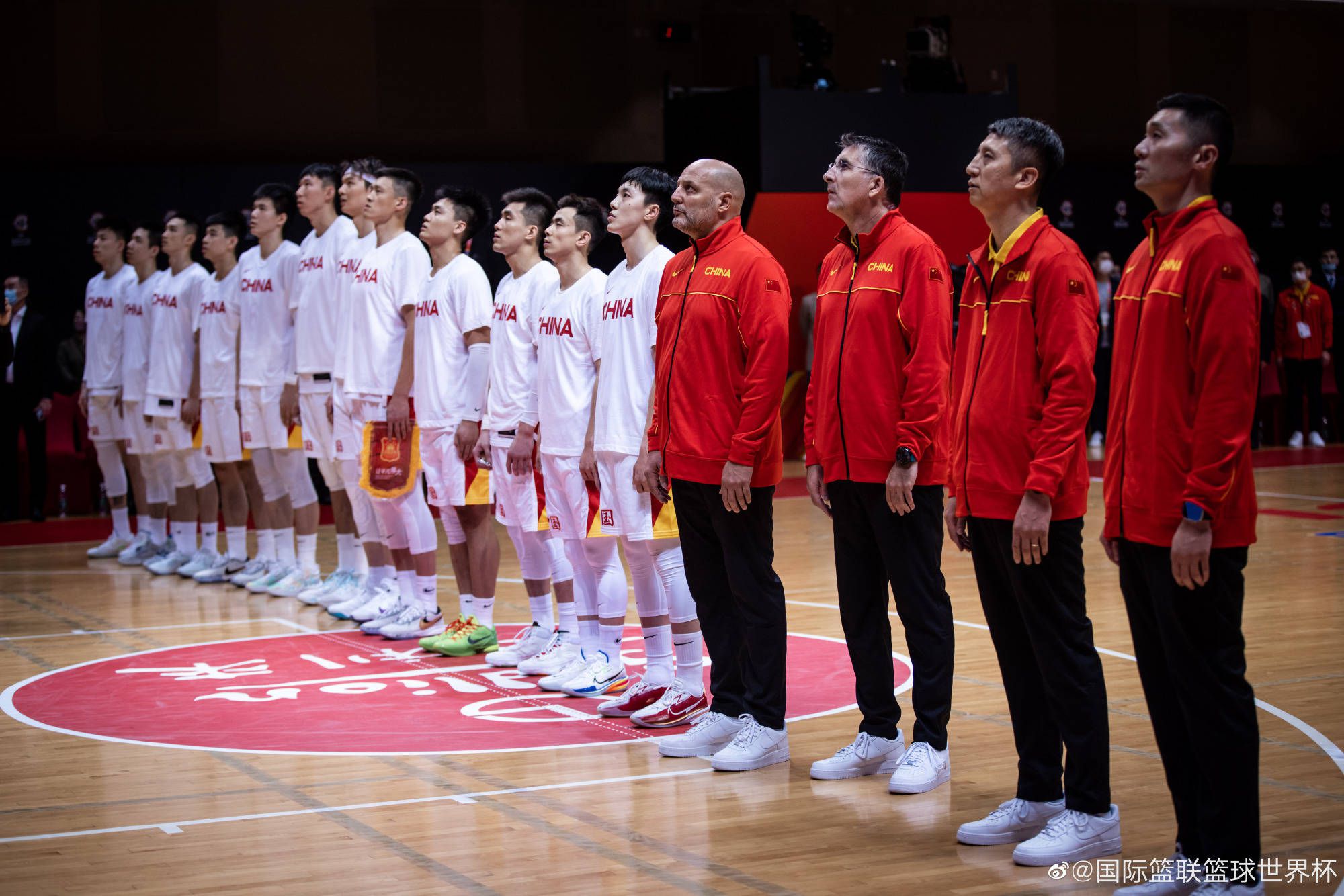 特雷-杨21+13 德罗赞25+6 庄神24+25 公牛送老鹰3连败NBA常规赛公牛主场迎战老鹰，开场后老鹰在进攻端进入状态较慢，公牛在首节尾声一波9-0建立领先。